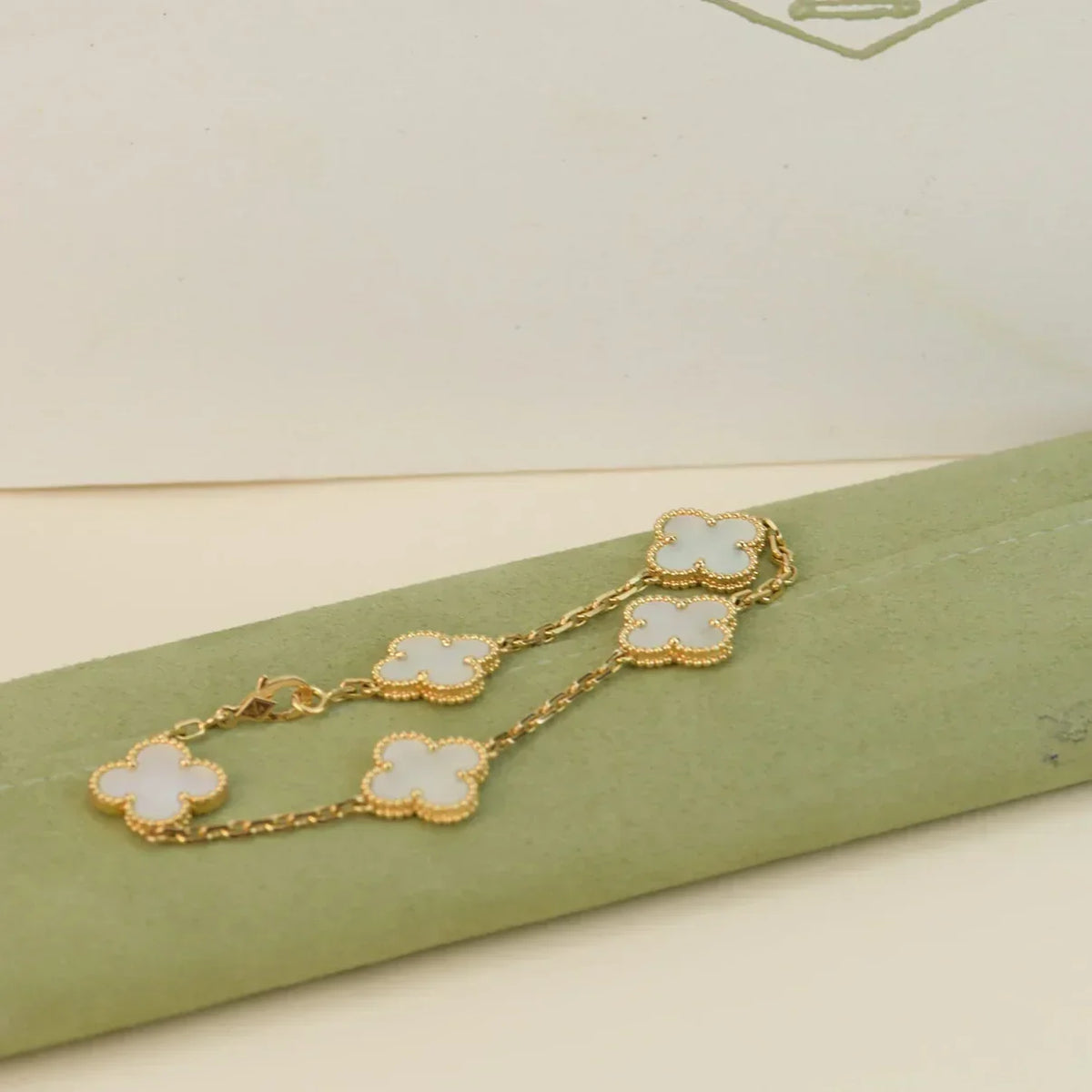 [Garvey ]CLOVER WHITE PEARL MOP 5 MOTIF BRACELET COLLECTION