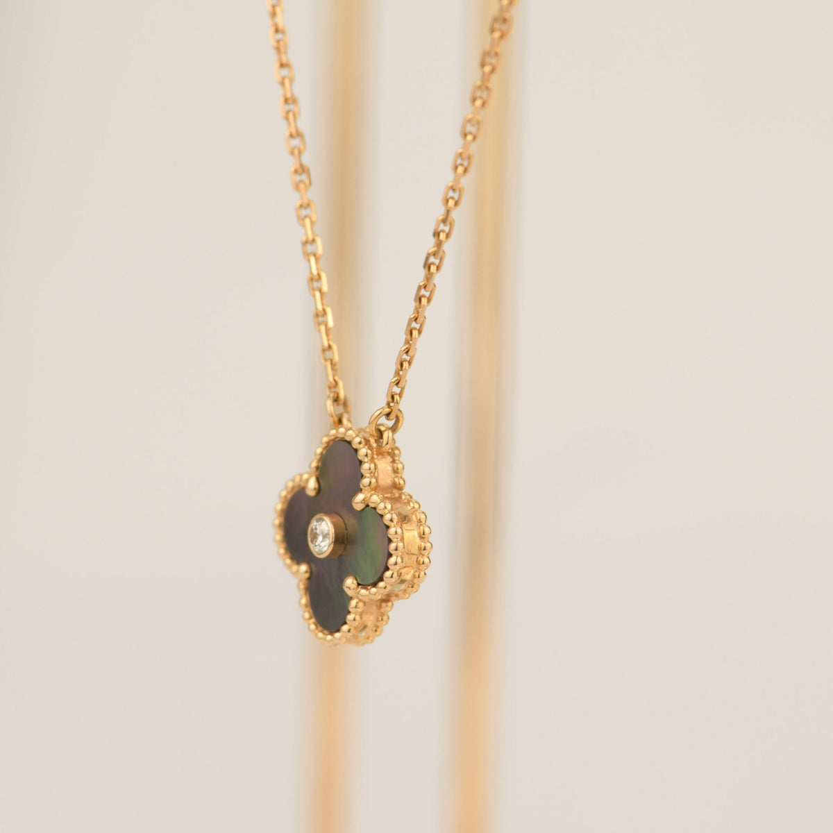[Garvey ]CLOVER 15MM DIAMOND AND MOTHER-OF-GREY NECKLACE
