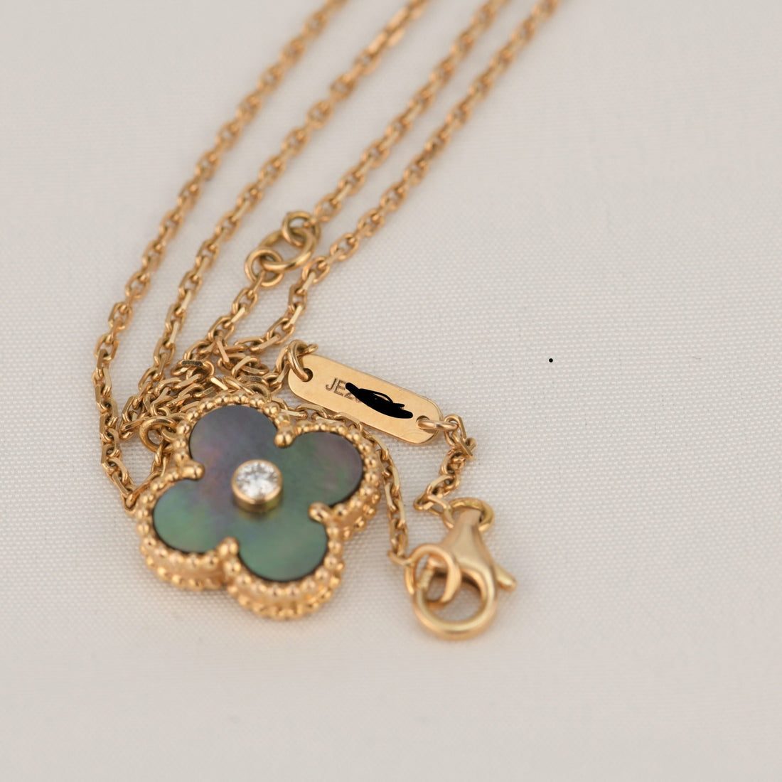 [Garvey ]CLOVER 15MM DIAMOND AND MOTHER-OF-GREY NECKLACE