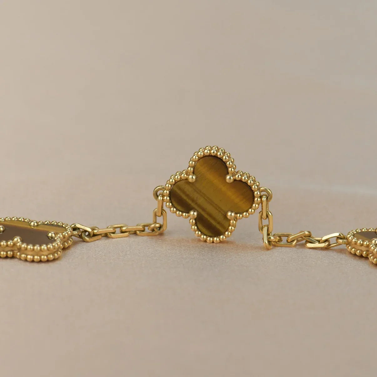 [Garvey]LUCKY CLOVER 5-MOTIF BRACELET -  TIGER’S EYE COLLECTION