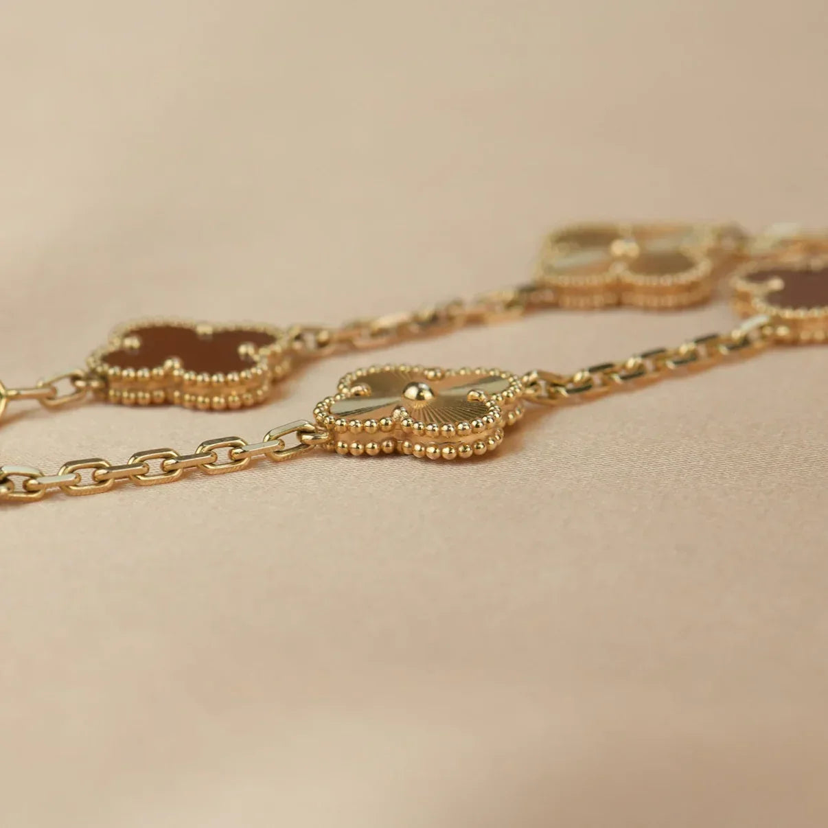 [Garvey]LUCKY CLOVER 5-MOTIF BRACELET - RED CARNELIAN COLLECTION