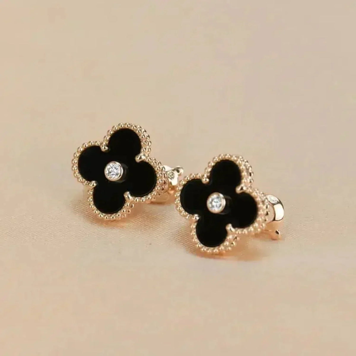 [Garvey ]CLOVER MEDIUM 1 MOTIFS ONYX DIAMOND EARRINGS