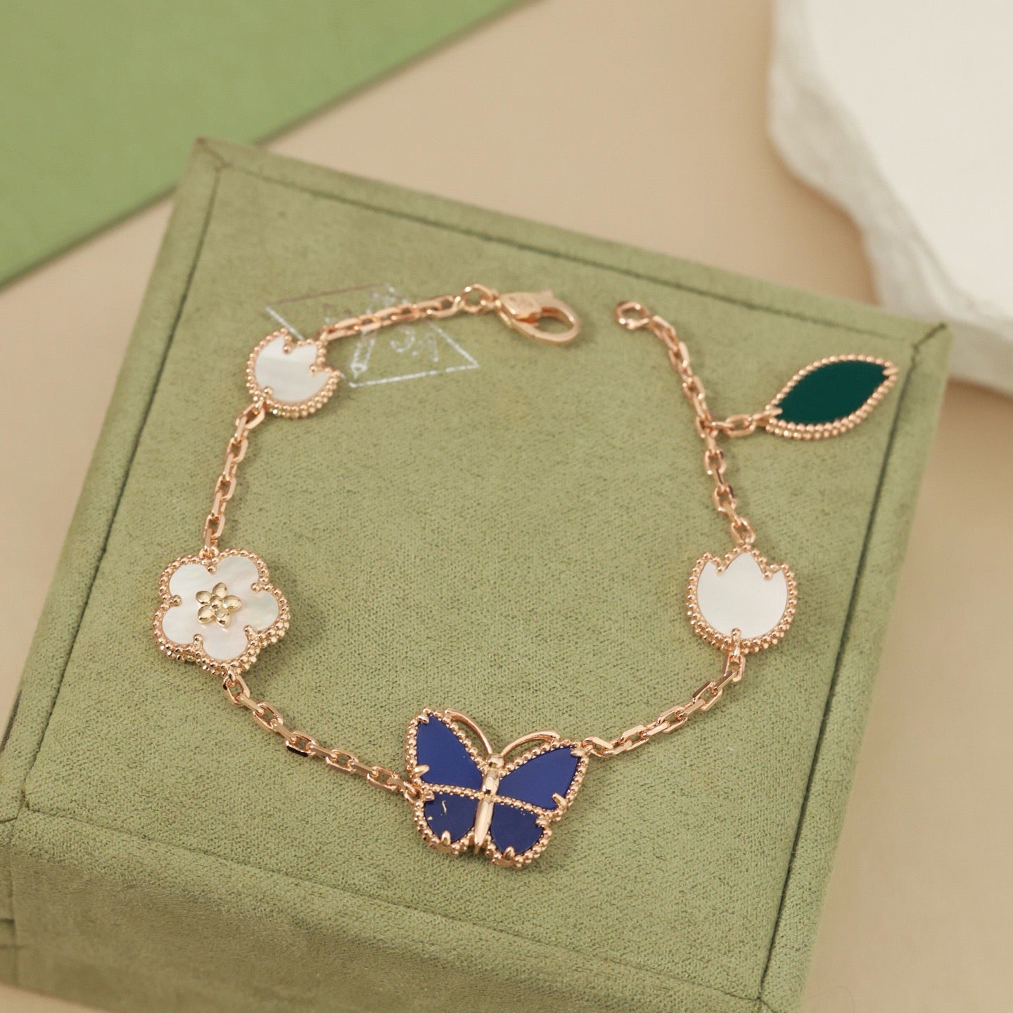 [Garvey]SPRING ENCHANTMENT BUTTERFLY & FLORAL CHARM BRACELET