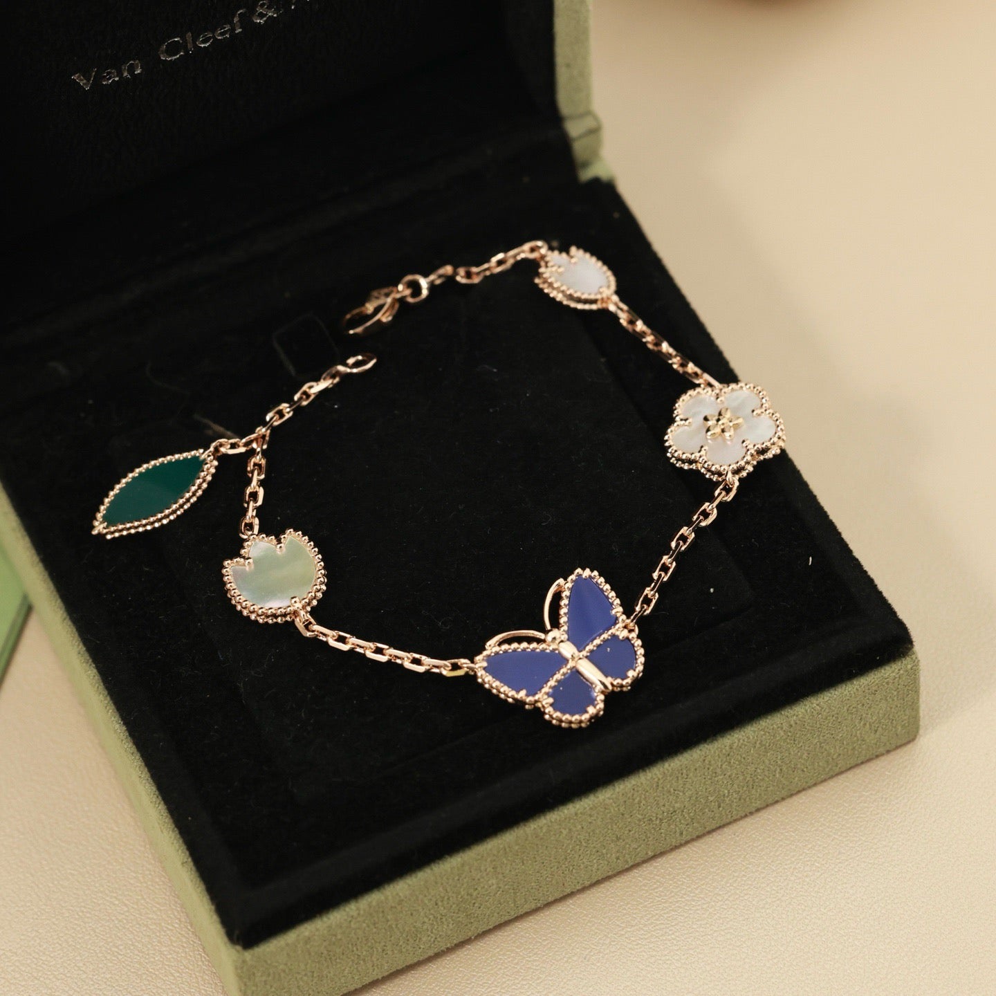 [Garvey]SPRING ENCHANTMENT BUTTERFLY & FLORAL CHARM BRACELET