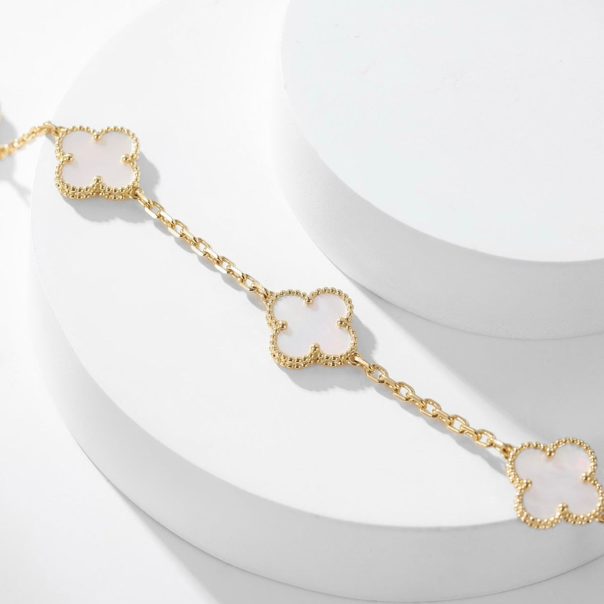 [Garvey ]CLOVER 10 MOTIFS WHITE MOTHER OF PEARL NECKLACE