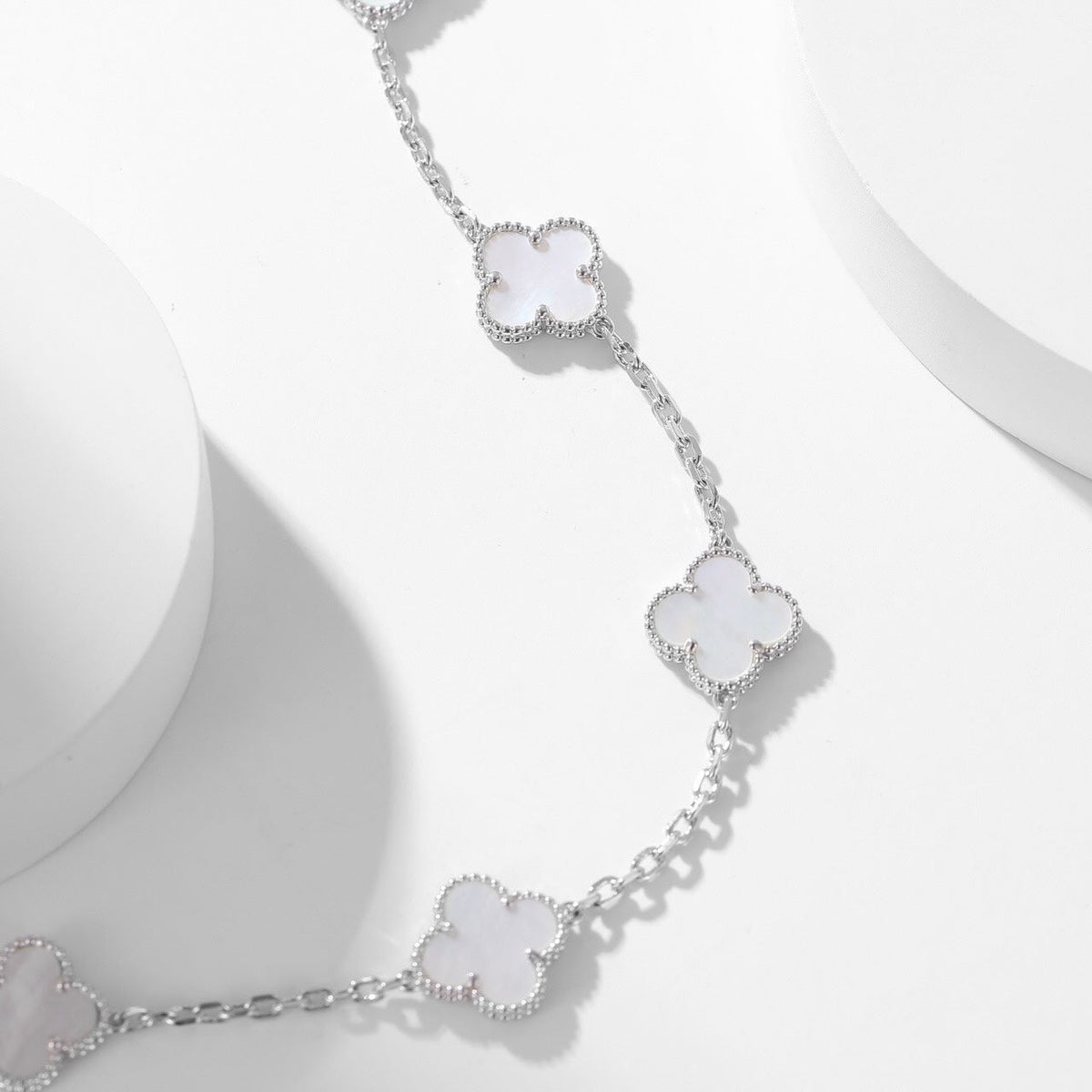 [Garvey ]CLOVER 10 MOTIFS WHITE MOTHER OF PEARL NECKLACE