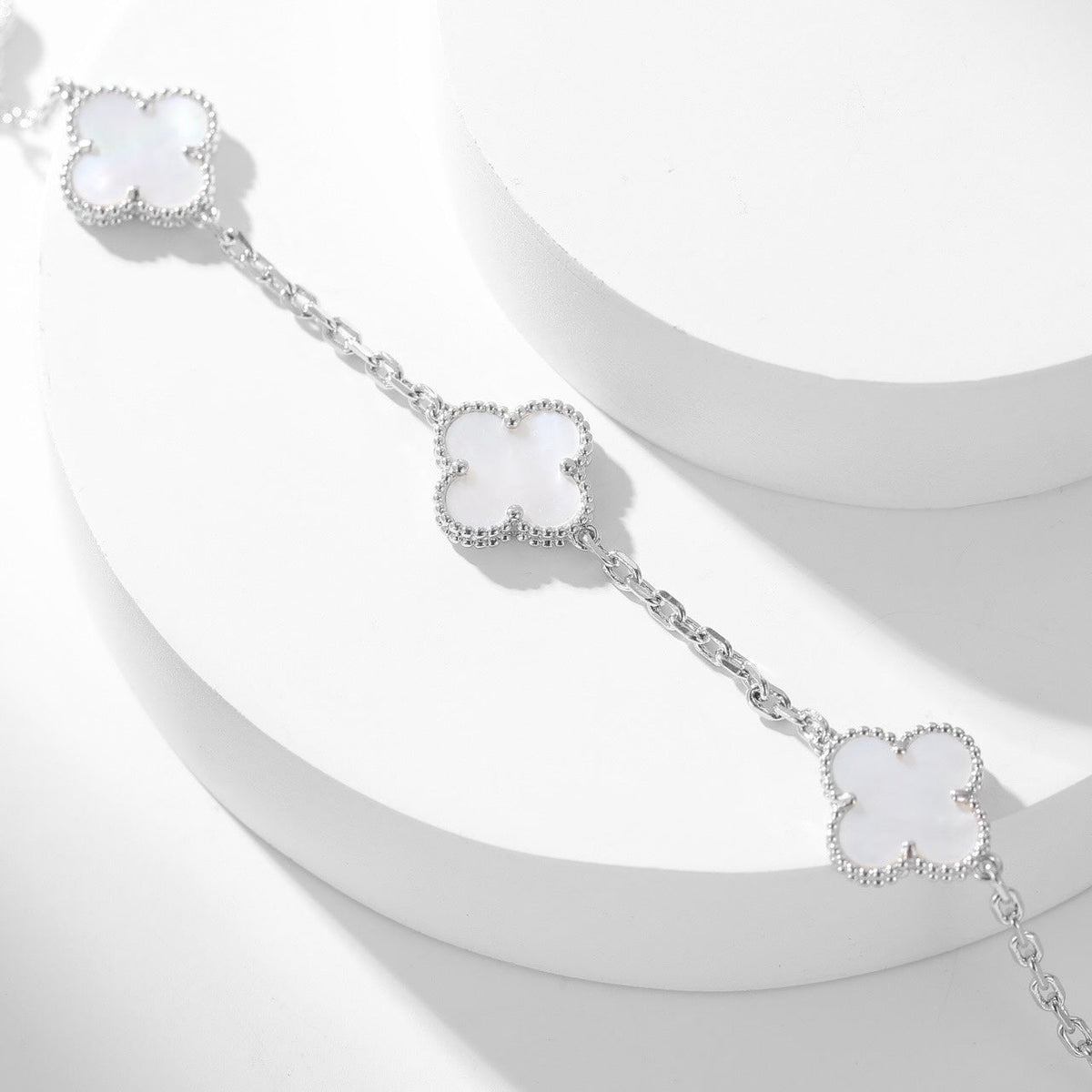 [Garvey ]CLOVER 10 MOTIFS WHITE MOTHER OF PEARL NECKLACE