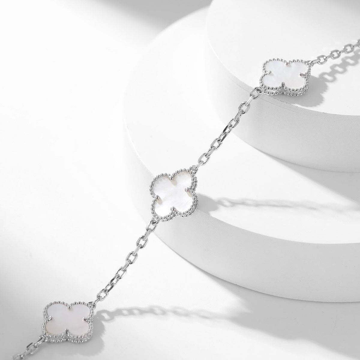 [Garvey ]CLOVER 10 MOTIFS WHITE MOTHER OF PEARL NECKLACE