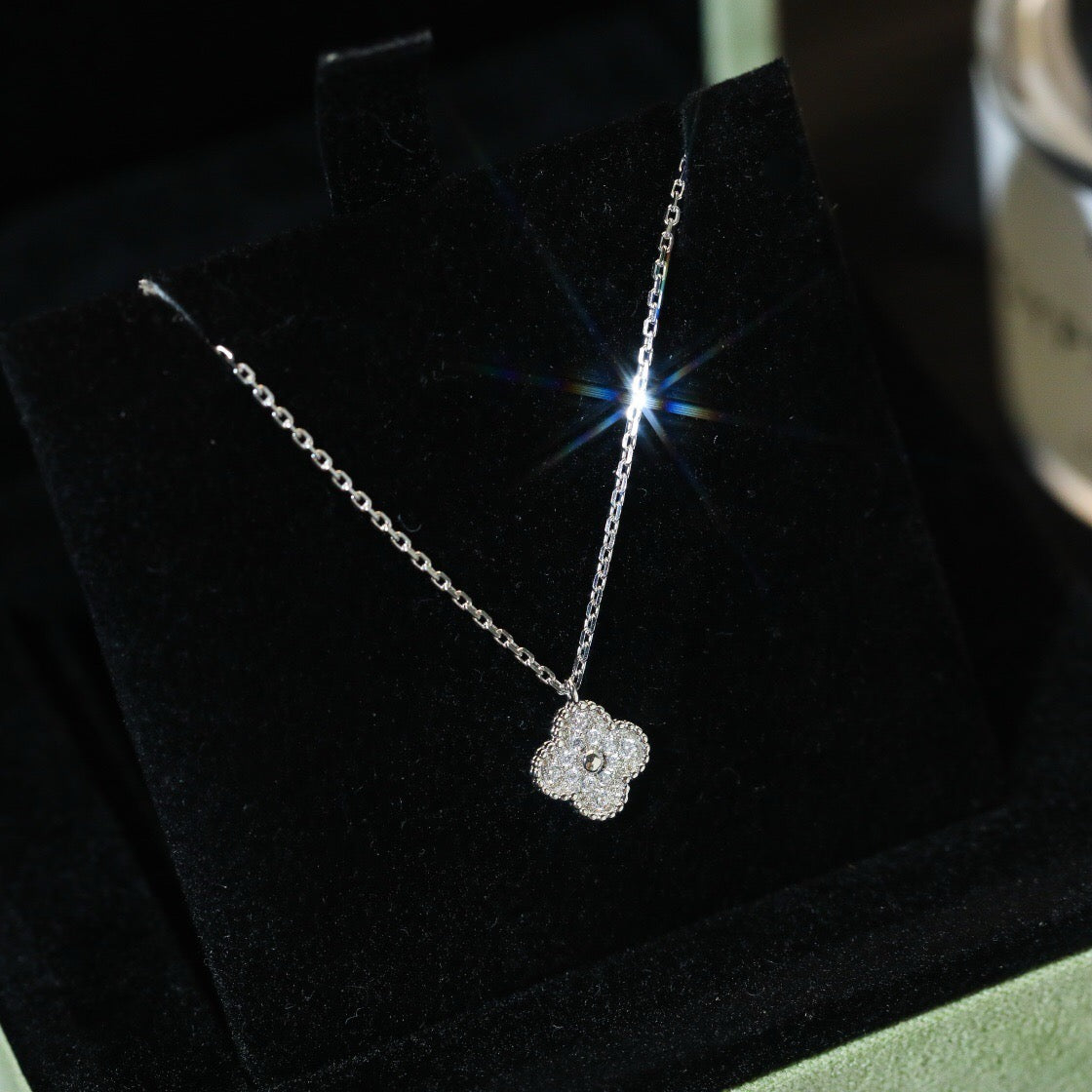 [Garvey ]CLOVER MINI 9.5MM PENDANT DIAMOND NECKLACE