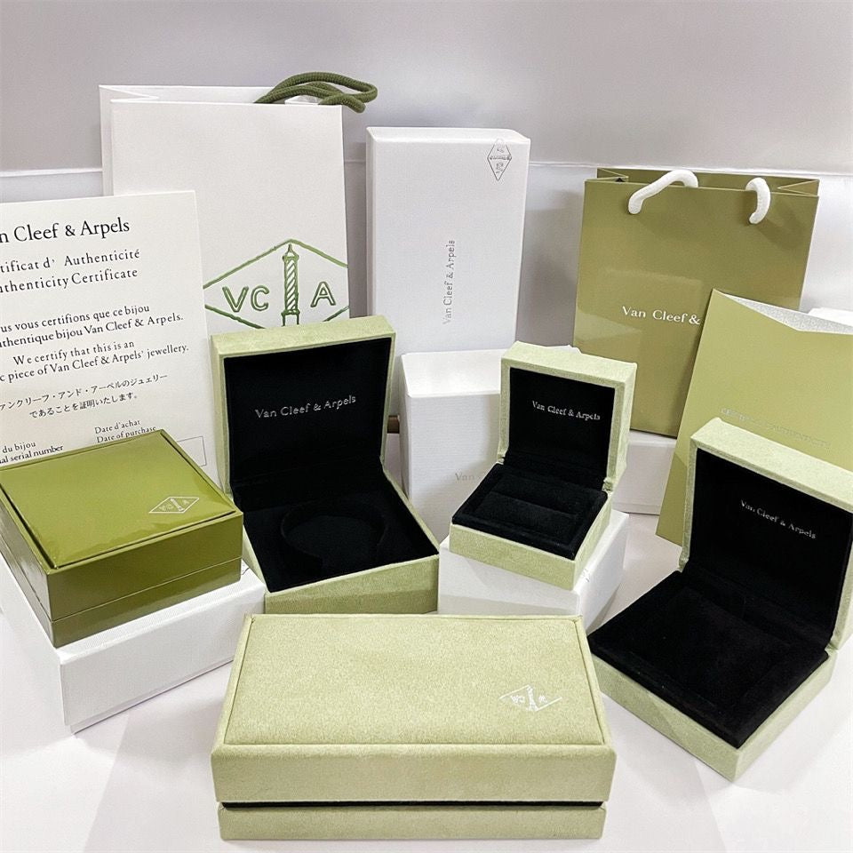 [Garvey ]VA CLOVER BRACELET NECKLACE RING BOX GIFT BAG