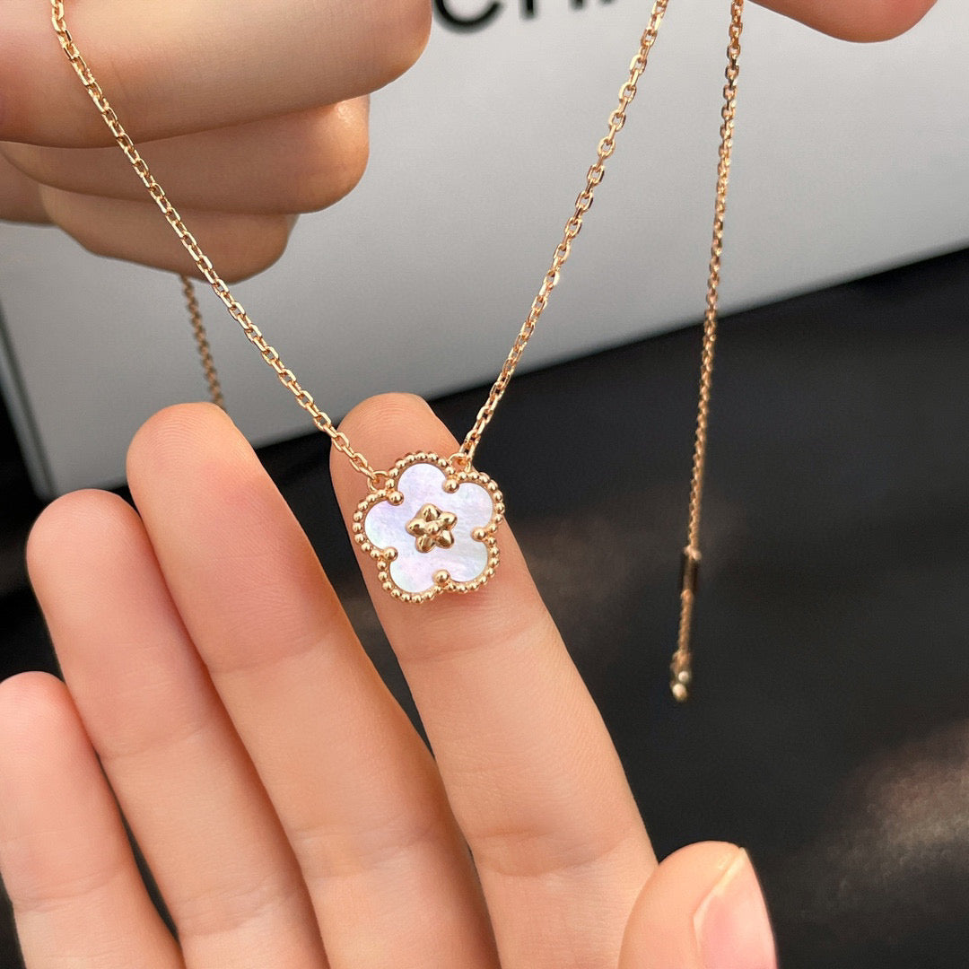 [Garvey ]LUCKY  WHITE MOP  PLUM BLOSSOM NECKLACE