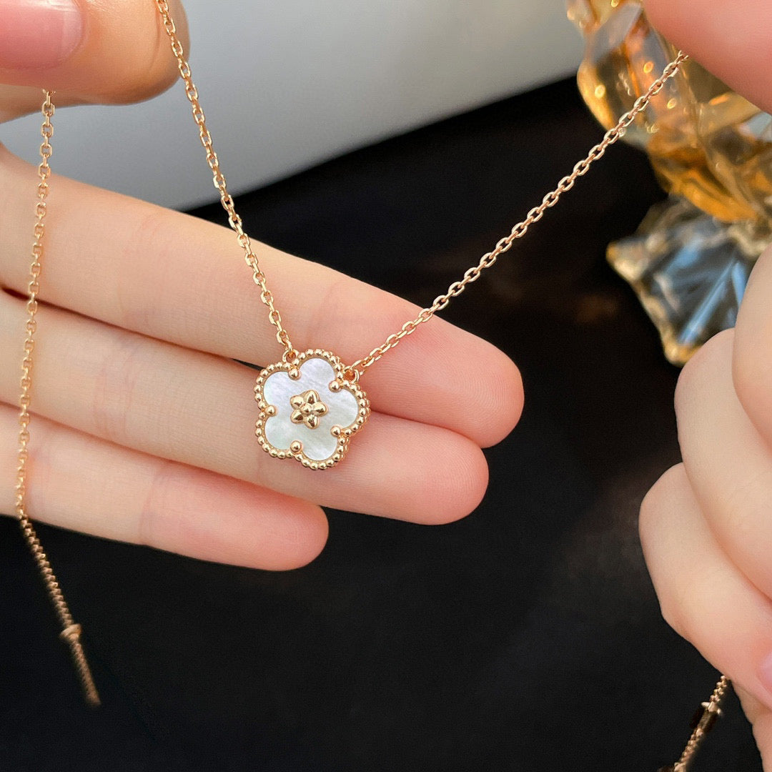 [Garvey ]LUCKY  WHITE MOP  PLUM BLOSSOM NECKLACE