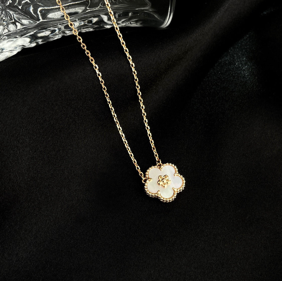 [Garvey ]LUCKY  WHITE MOP  PLUM BLOSSOM NECKLACE