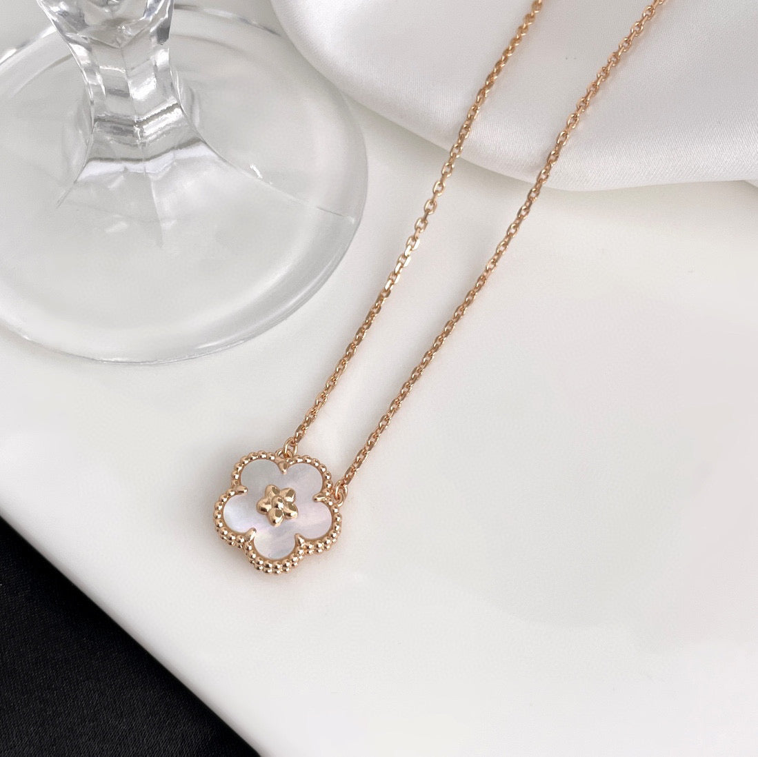 [Garvey ]LUCKY  WHITE MOP  PLUM BLOSSOM NECKLACE