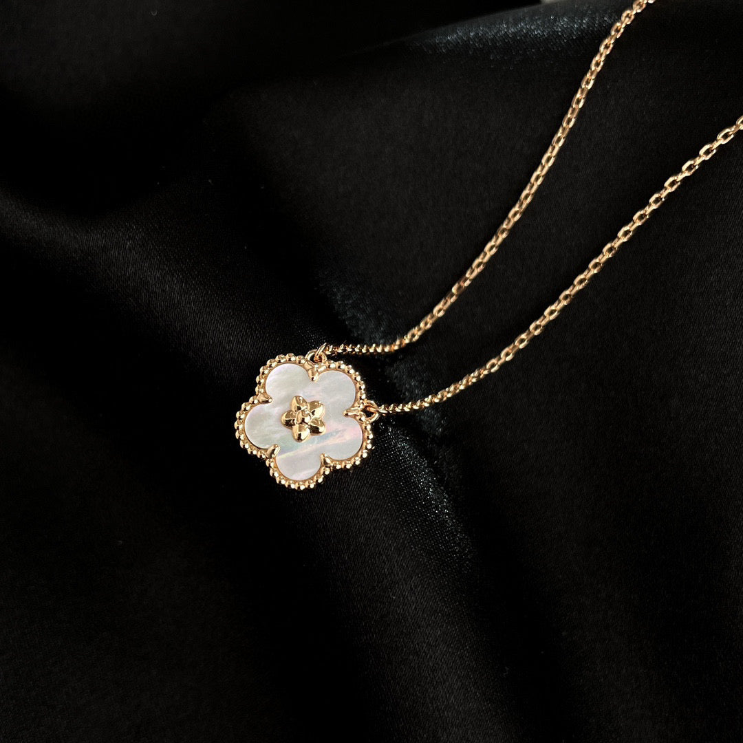 [Garvey ]LUCKY  WHITE MOP  PLUM BLOSSOM NECKLACE