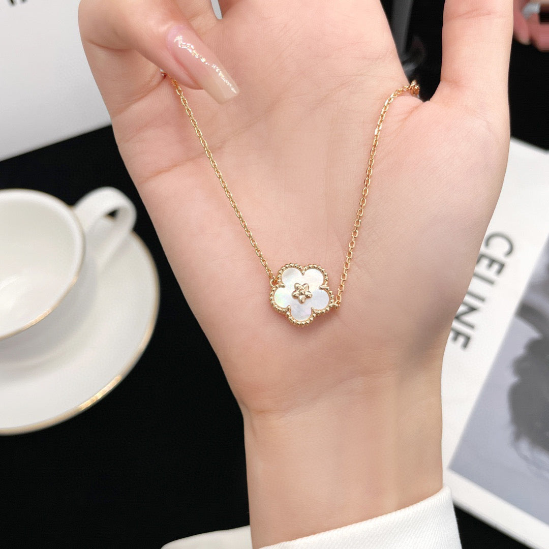 [Garvey ]LUCKY WHITE MOP PLUM BLOSSOM  BRACELET