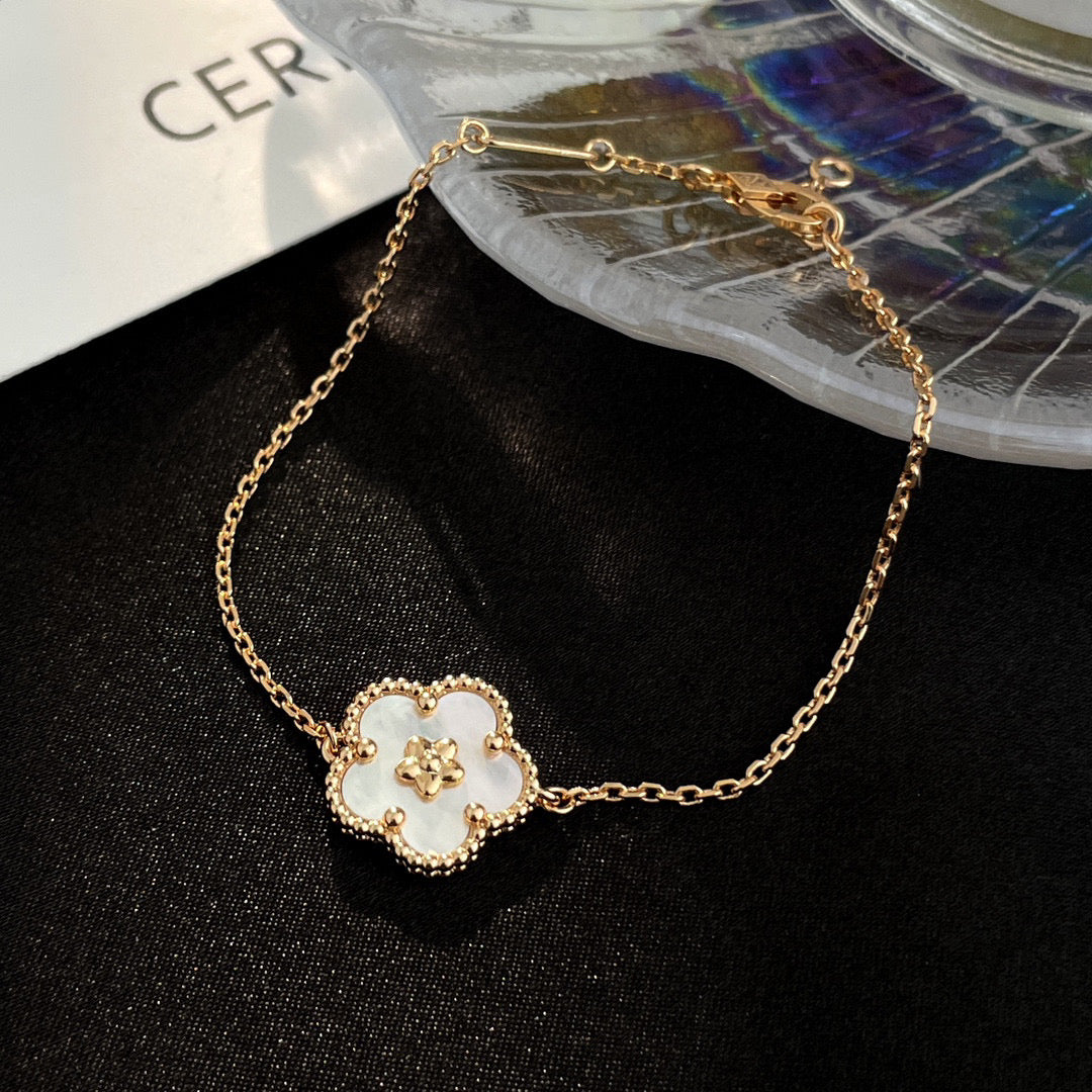 [Garvey ]LUCKY WHITE MOP PLUM BLOSSOM  BRACELET