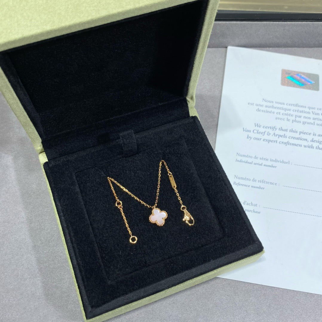 [Garvey ]CLOVER 9.5MM PINK MOTHER OF PEARL SINGLE FLOWER NECKLACE