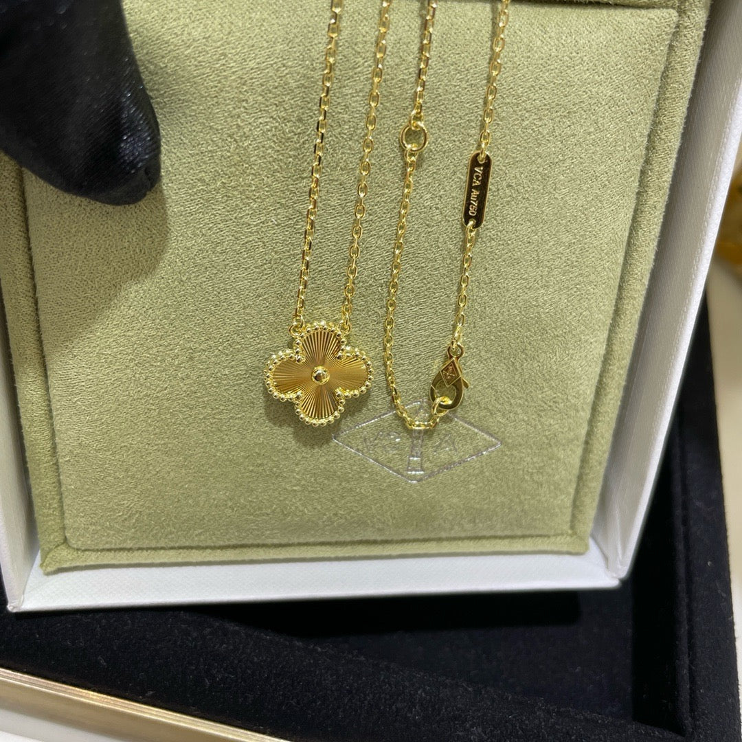 [Garvey ]CLOVER 15MM LASER NECKLACE