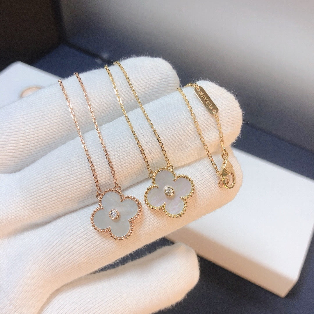 [Garvey ]CLOVER 15MM DIAMOND WHITE FRITILLARIA NECKLACE