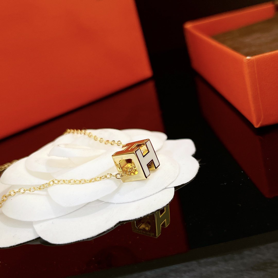[Garvey ]H WHITE SQUARE GOLD NECKLACE