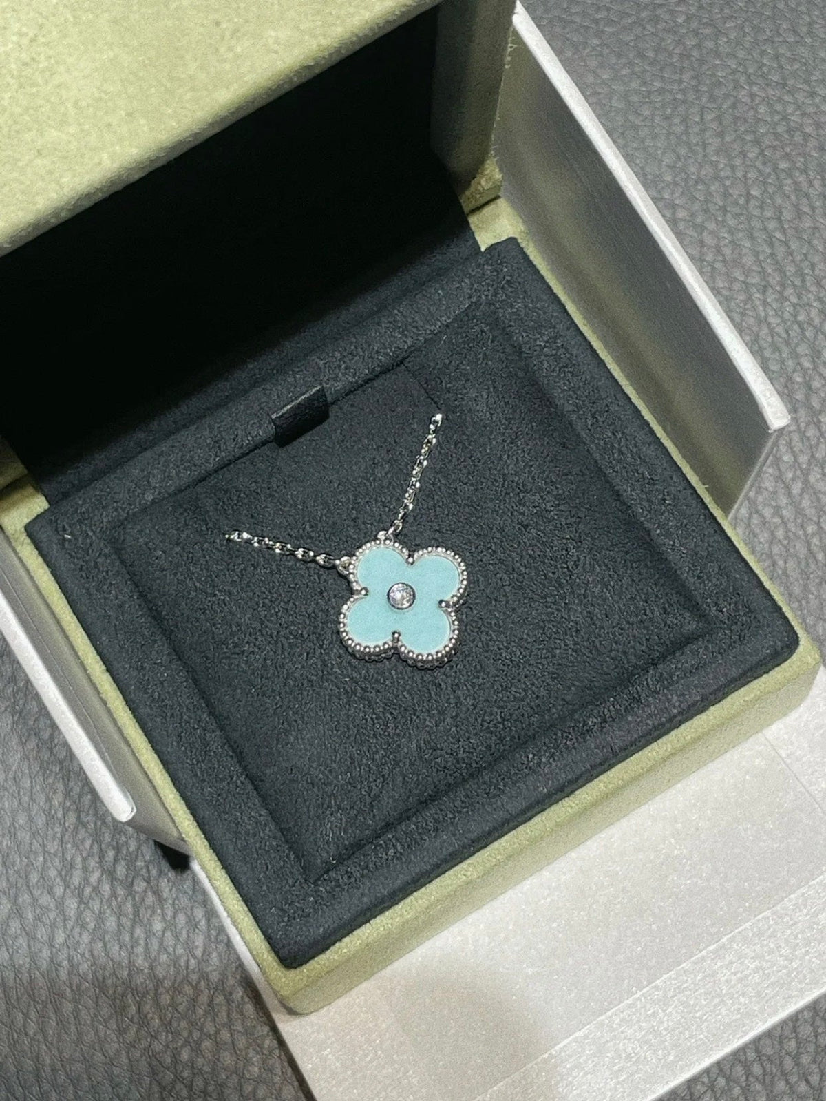 [Garvey ]CLOVER 1 DIAMOND LIGHT BLUE SILVER NECKLACE