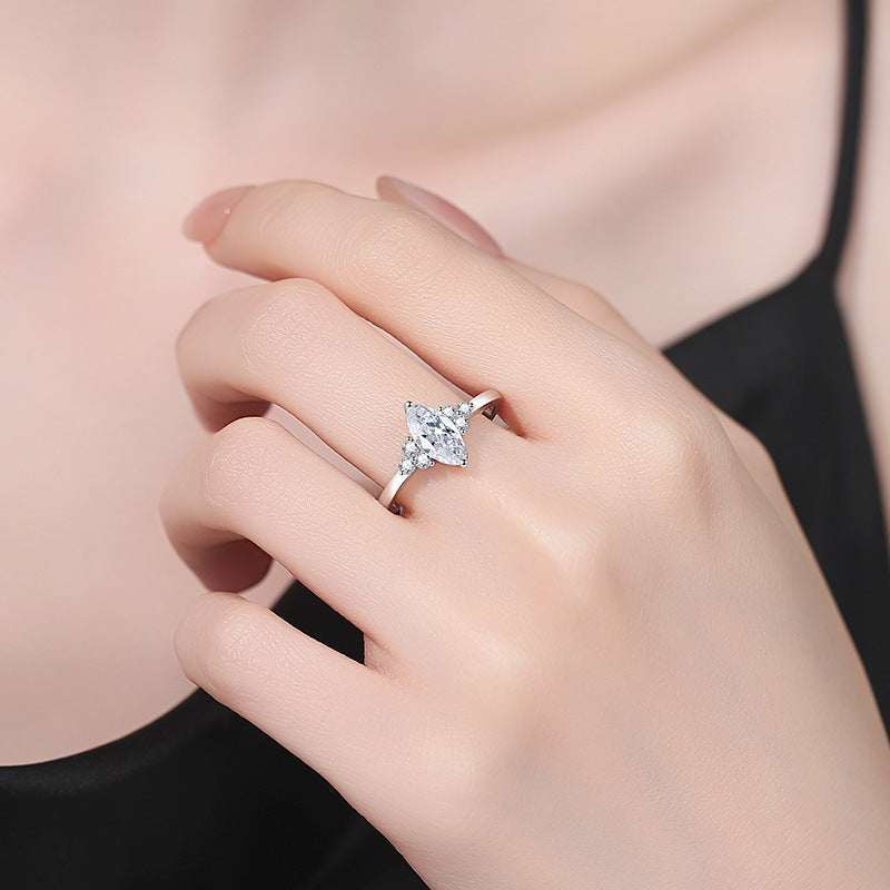 [Garvey]ELEGANT MARQUISE CUT MOISSANITE RING WITH SIDE ACCENTS