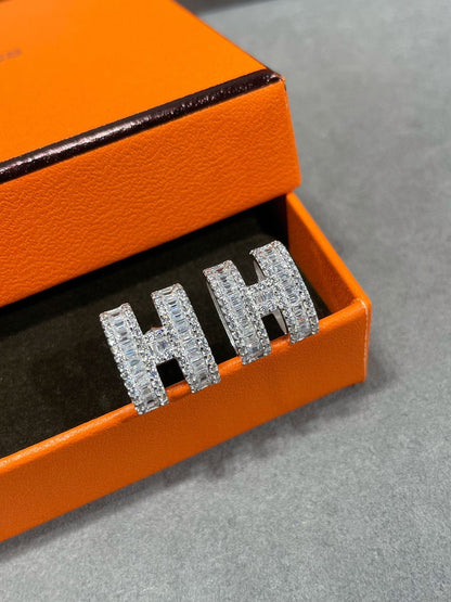 [Garvey ]H STUD EARRINGS WITH SILVER DIAMONDS