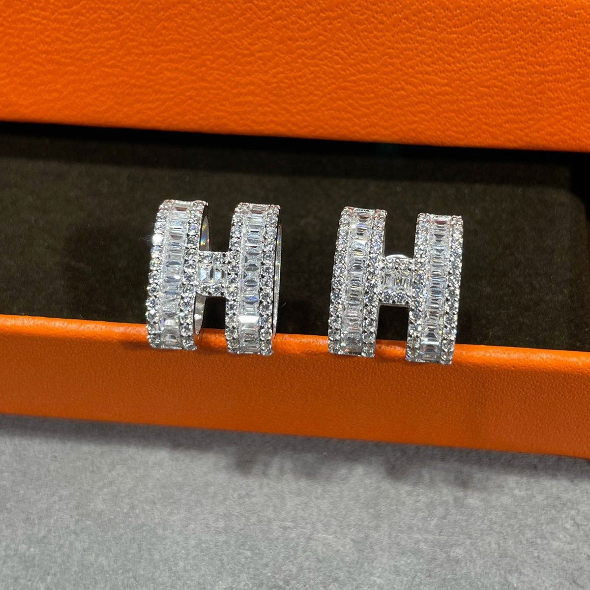 [Garvey ]H STUD EARRINGS WITH SILVER DIAMONDS