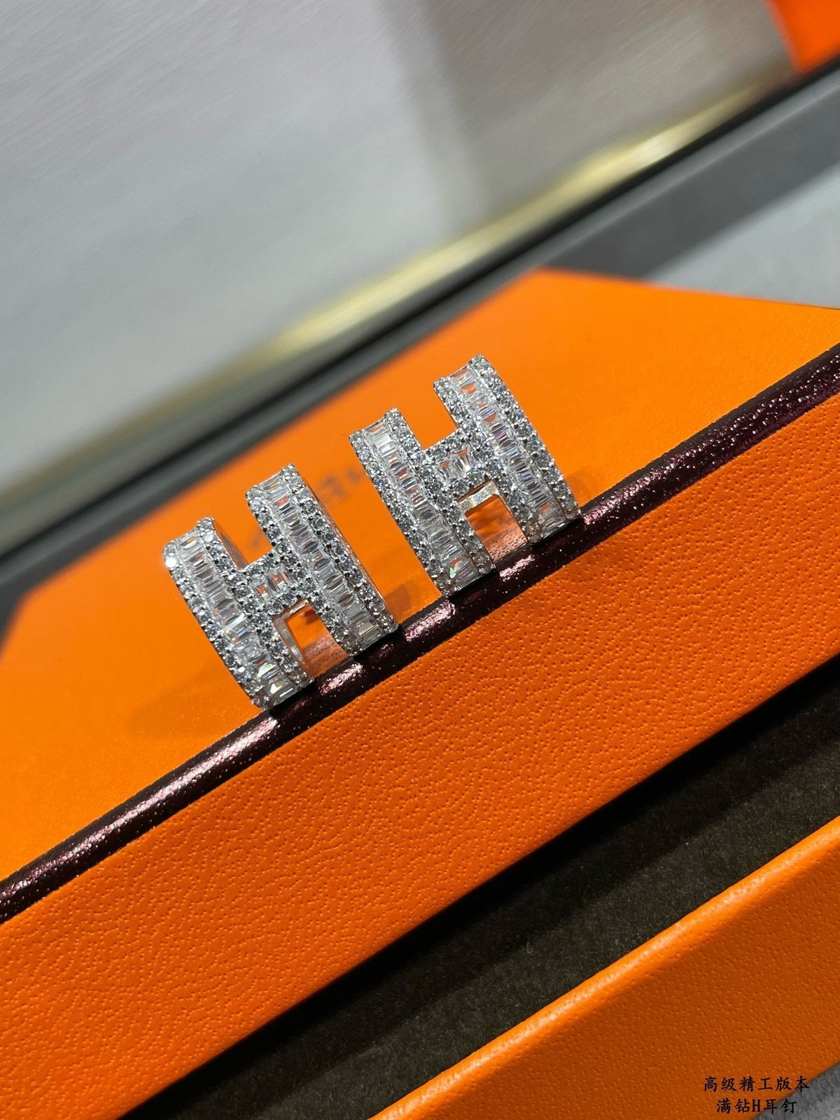 [Garvey ]H STUD EARRINGS WITH SILVER DIAMONDS