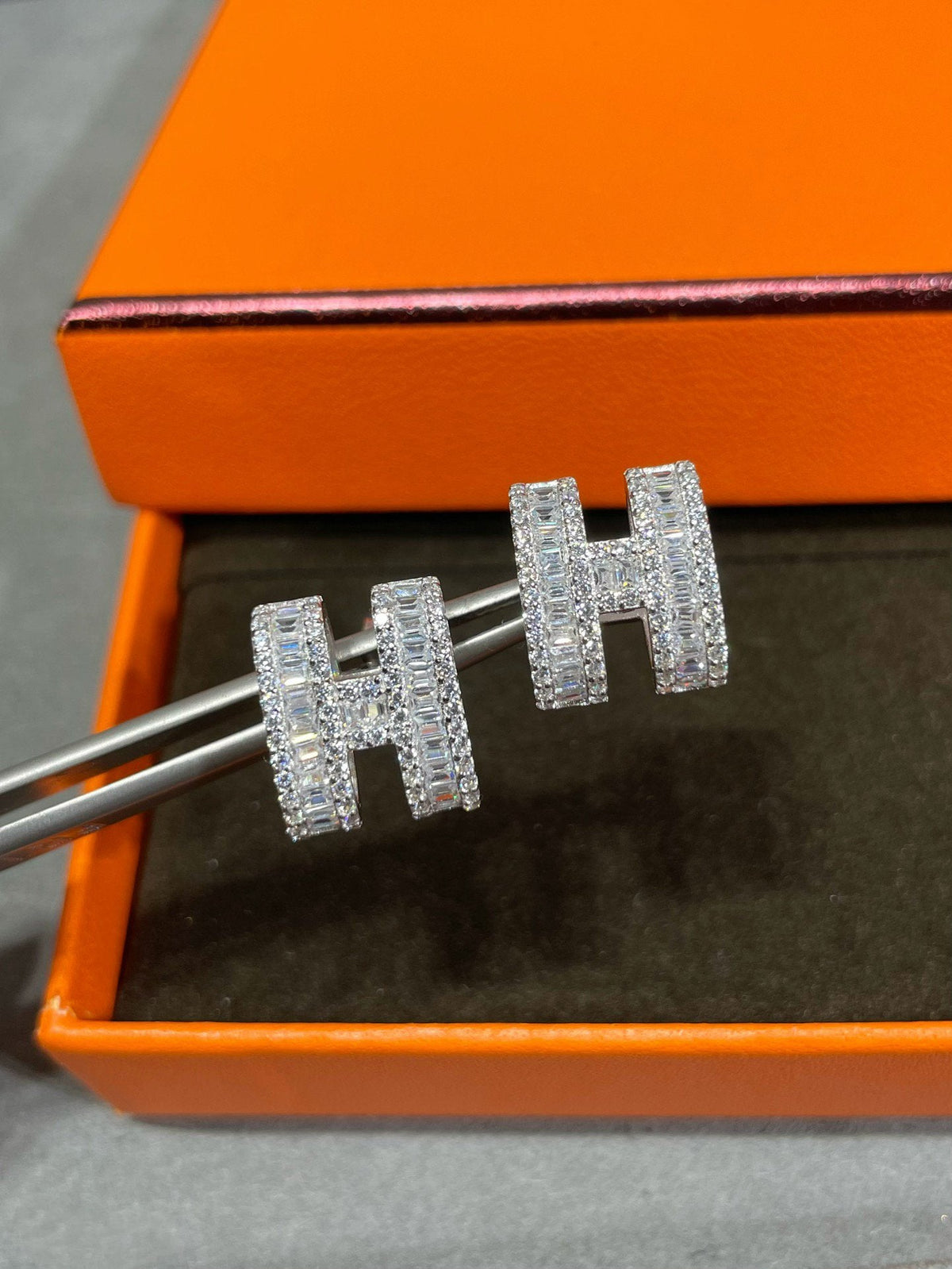 [Garvey ]H STUD EARRINGS WITH SILVER DIAMONDS