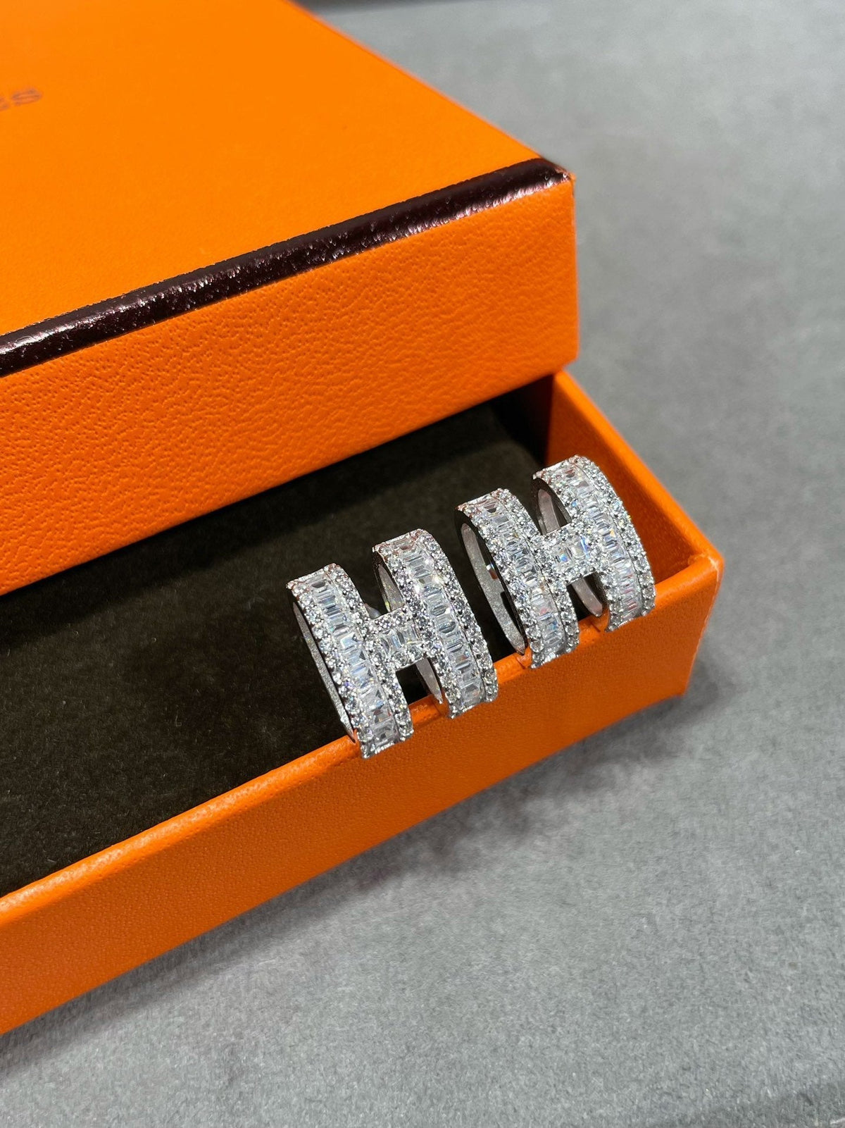 [Garvey ]H STUD EARRINGS WITH SILVER DIAMONDS