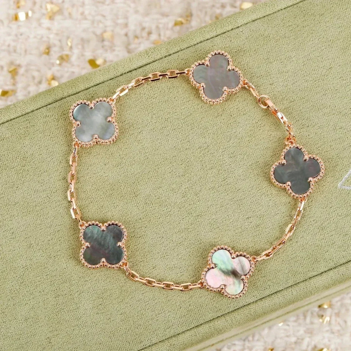 [Garvey ] CLOVER 5 MOTIF GRAY MOP BRACELET COLLECTION