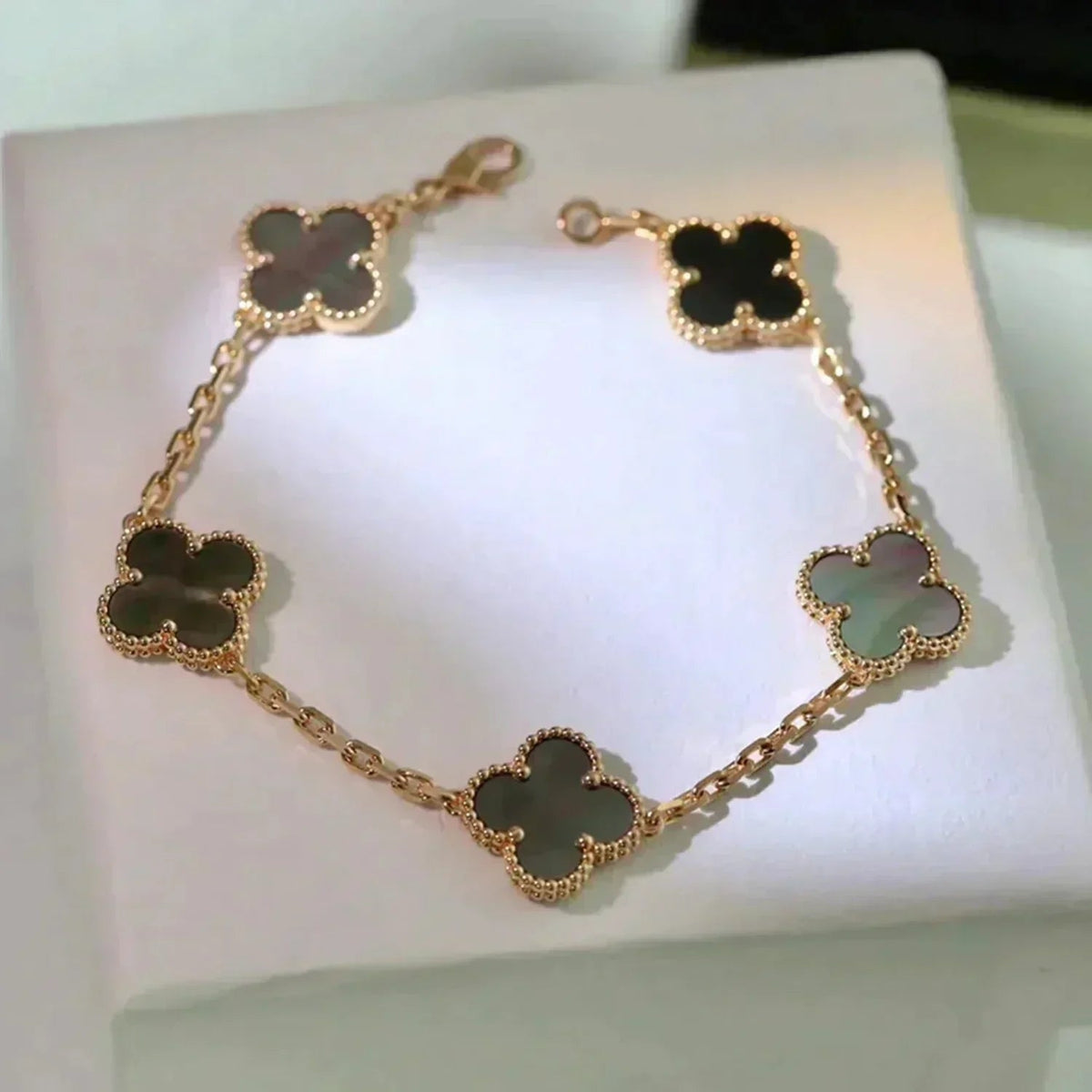 [Garvey ] CLOVER 5 MOTIF GRAY MOP BRACELET COLLECTION