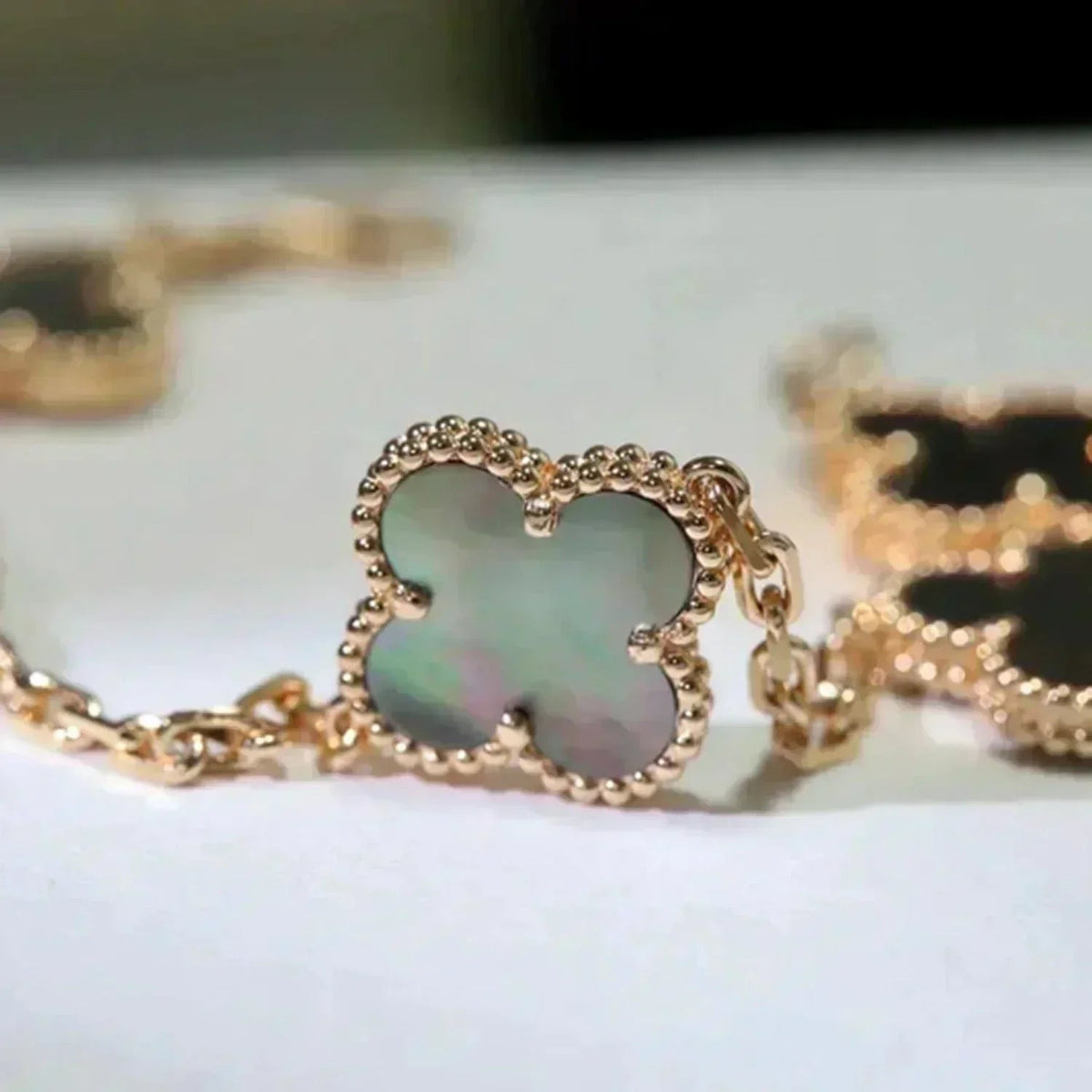 [Garvey ] CLOVER 5 MOTIF GRAY MOP BRACELET COLLECTION