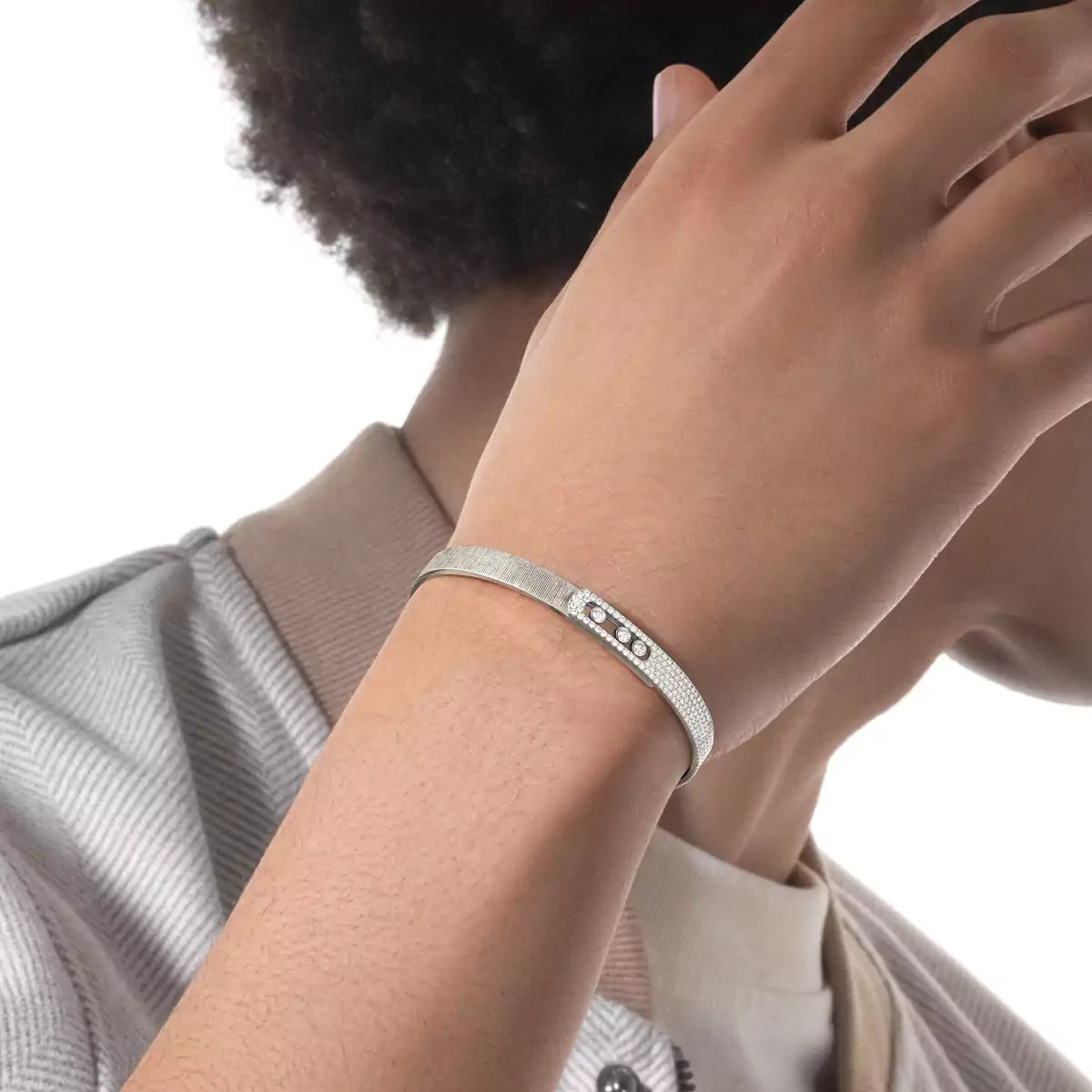 [Garvey]MOVE NOA CISELÉ HALF-PAVÉ DIAMOND BANGLE BRACELET