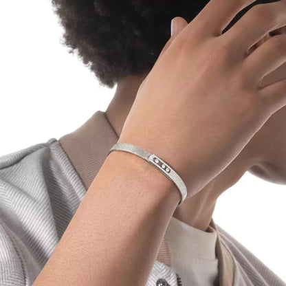 [Garvey]MOVE NOA CISELÉ HALF-PAVÉ DIAMOND BANGLE BRACELET