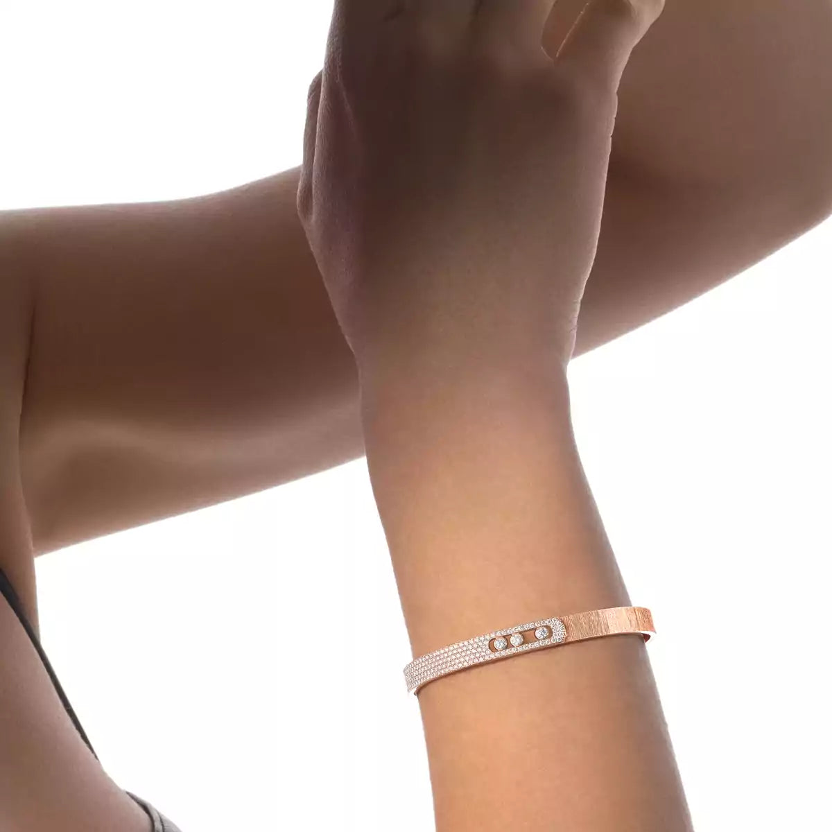 [Garvey]MOVE NOA CISELÉ HALF-PAVÉ DIAMOND BANGLE BRACELET