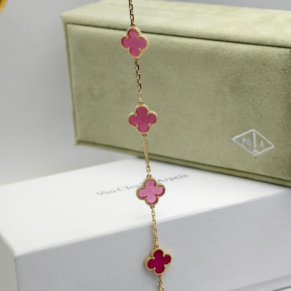 [Garvey]NEW CLOVER 5 MOTIFS PINK ENAMEL BRACELET