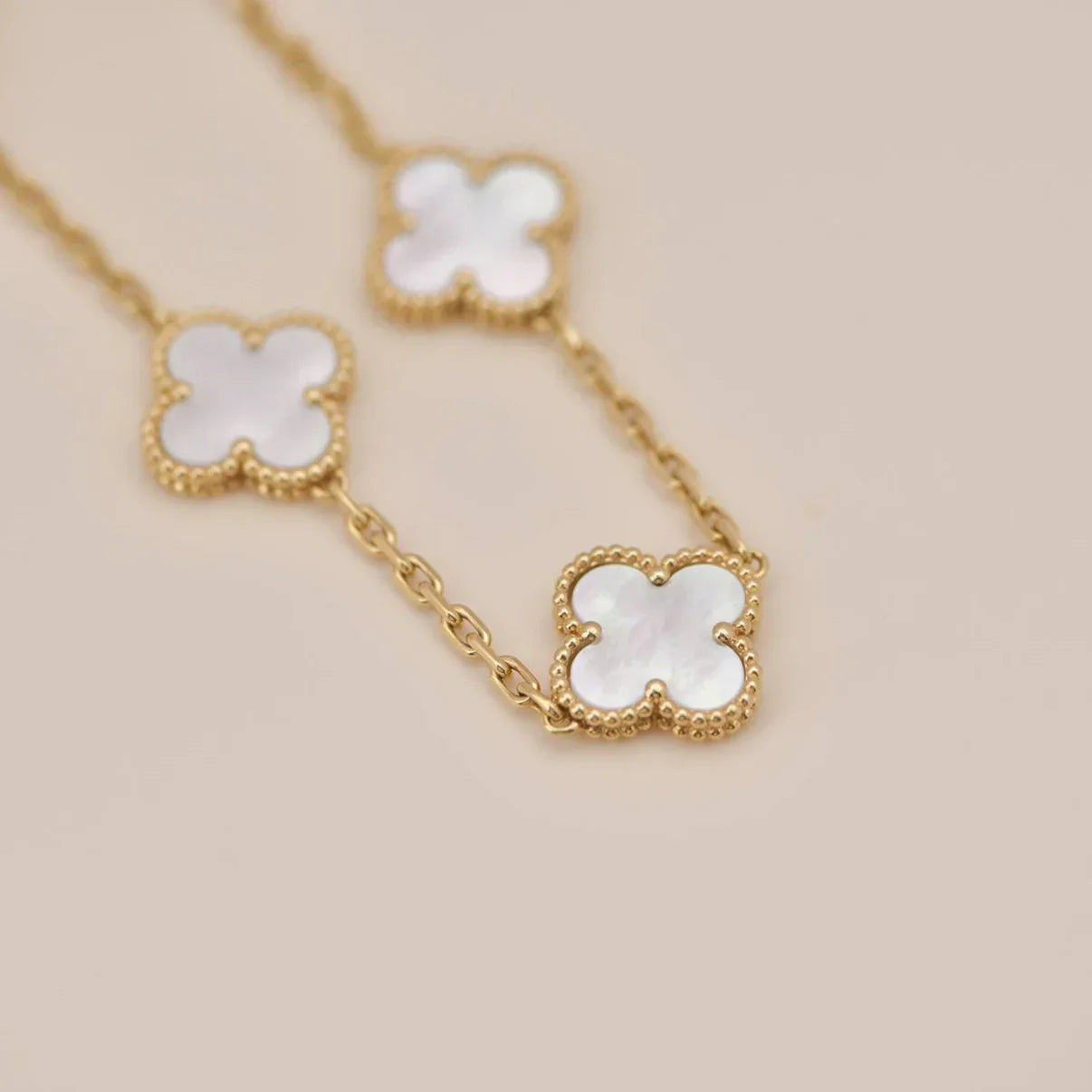 [Garvey]LUCKY CLOVER 5-MOTIF BRACELET - WHITE MOTHER-OF-PEARL COLLECTION