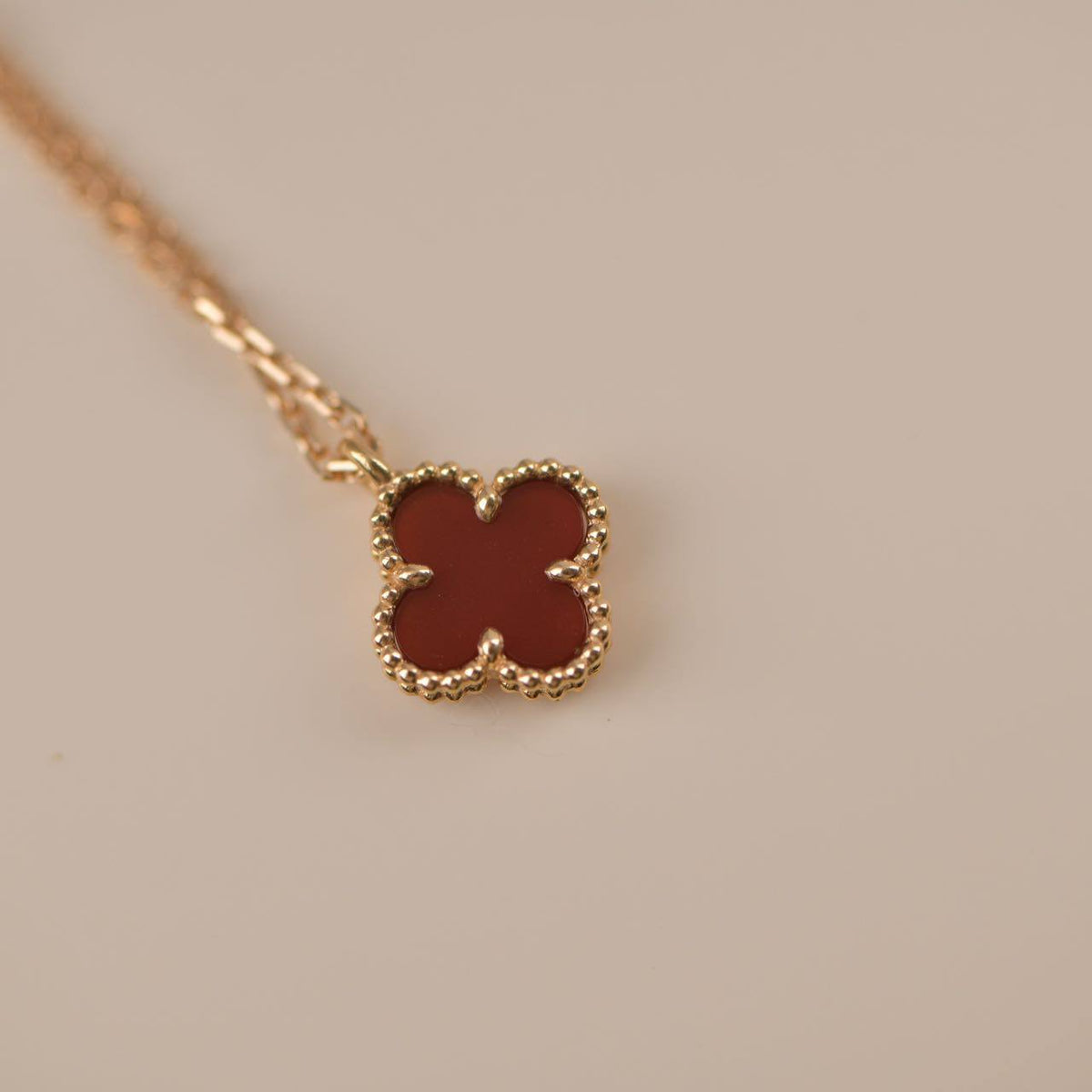 [Garvey ]CLOVER MINI 9.5MM WHITE CARNELIANS NECKLACE