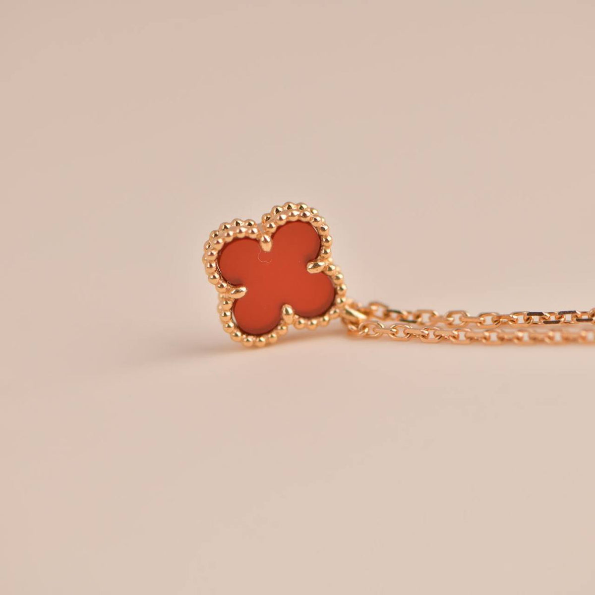 [Garvey ]CLOVER MINI 9.5MM WHITE CARNELIANS NECKLACE