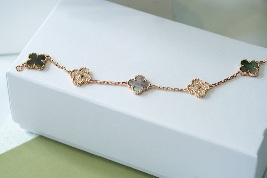 [Garvey]LUCKY CLOVER 5-MOTIF BRACELET - GREY MOTHER-OF-PEARL COLLECTION