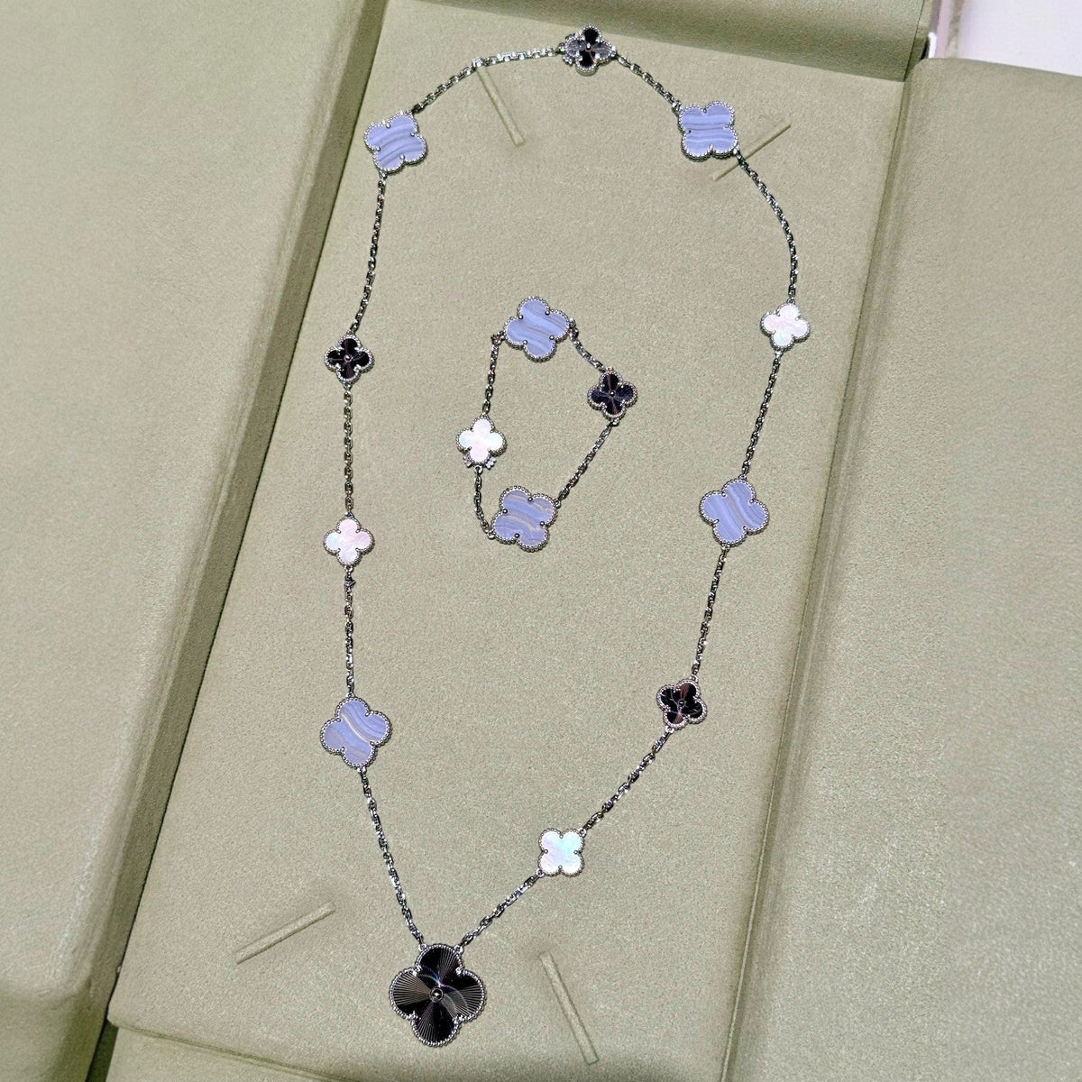[Garvey ]DETACHABLE CLOVER 15(11+4) FLOWER SILVER NECKLACE SET