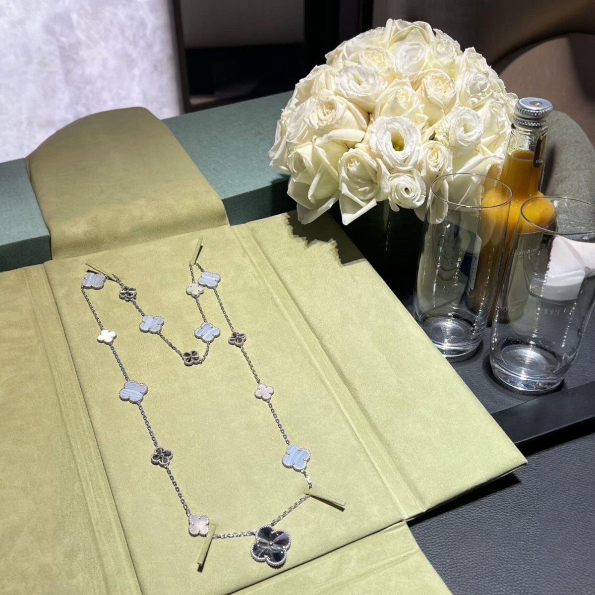 [Garvey ]DETACHABLE CLOVER 15(11+4) FLOWER SILVER NECKLACE SET