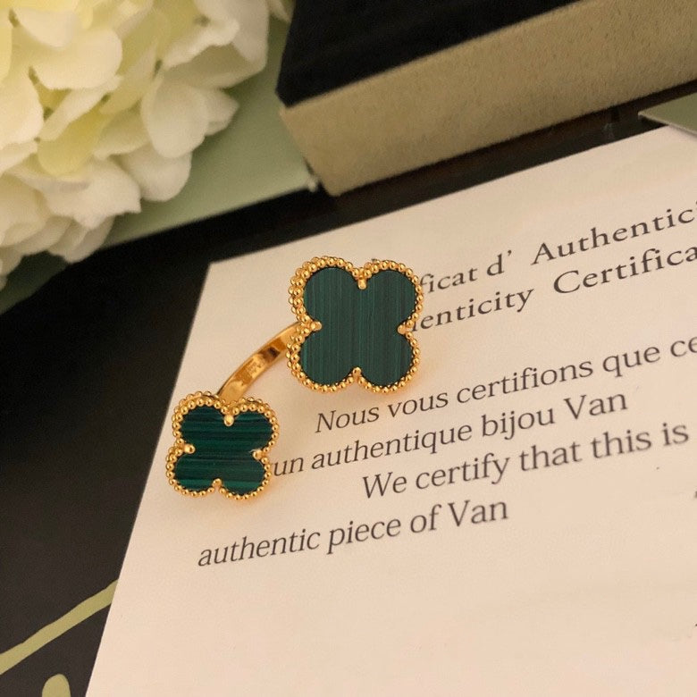 [Garvey ]CLOVER BETWEEN THE FINGER RING