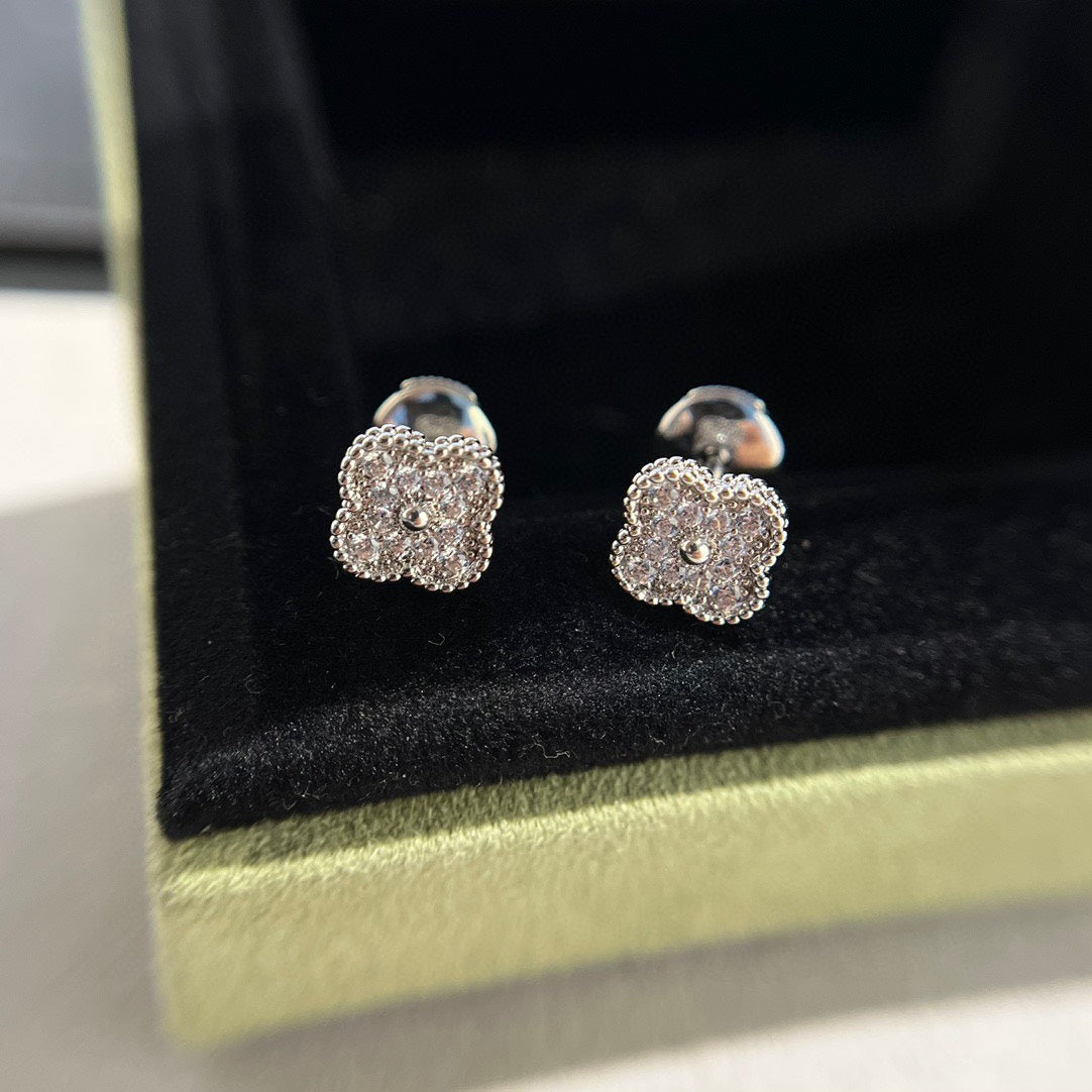 [Garvey ]CLOVER MINI DIAMOND STUD EARRINGS