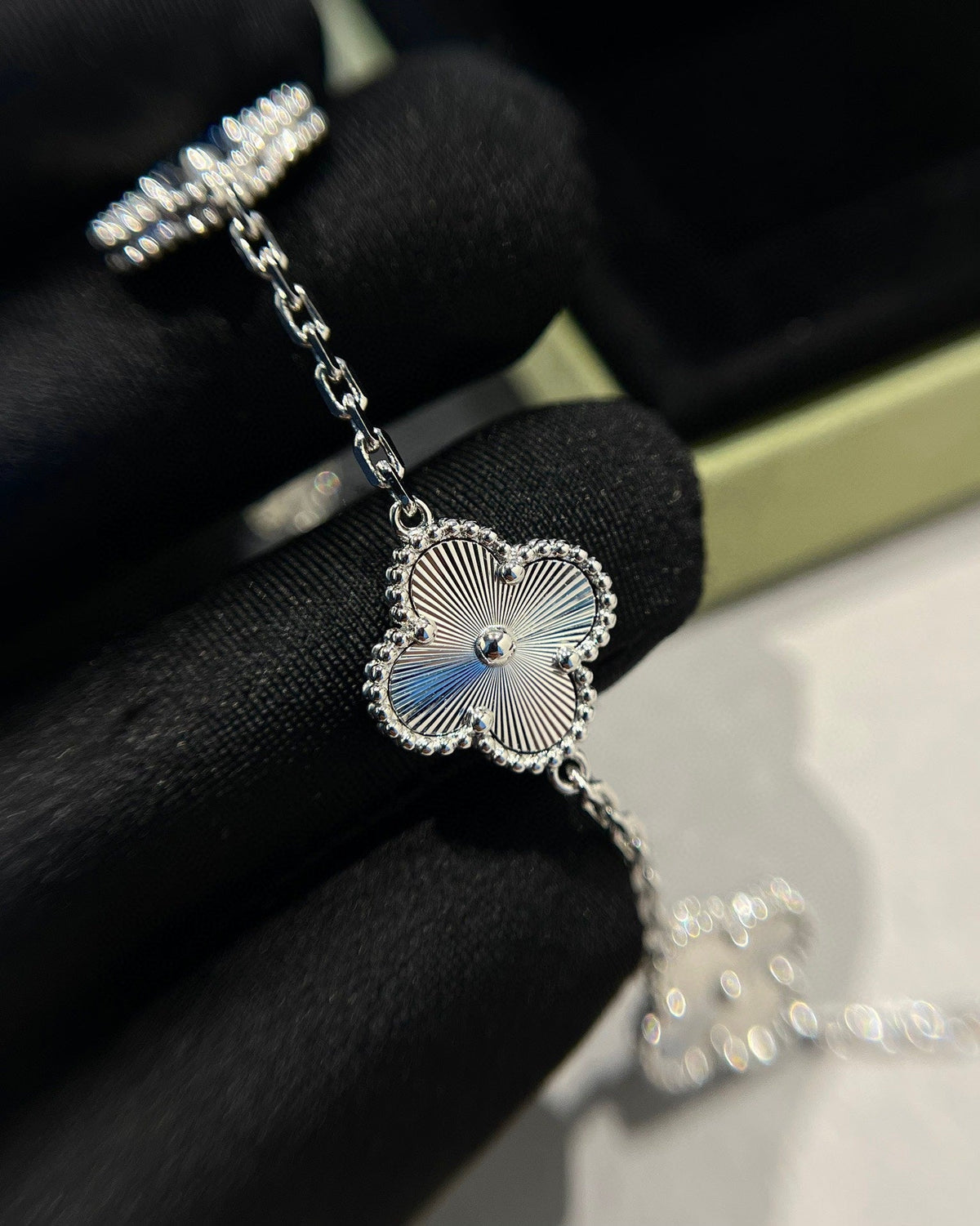 [Garvey ] CLOVER 5 MOTIF LASER BRACELET COLLECTION