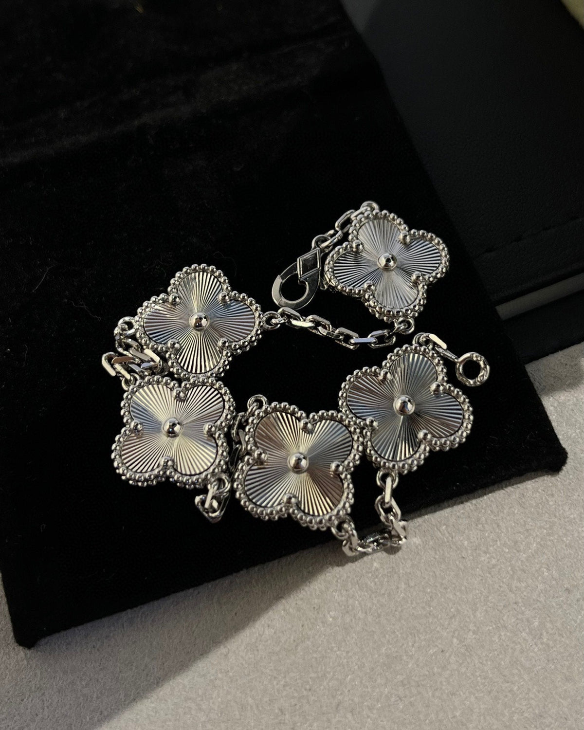 [Garvey ] CLOVER 5 MOTIF LASER BRACELET COLLECTION