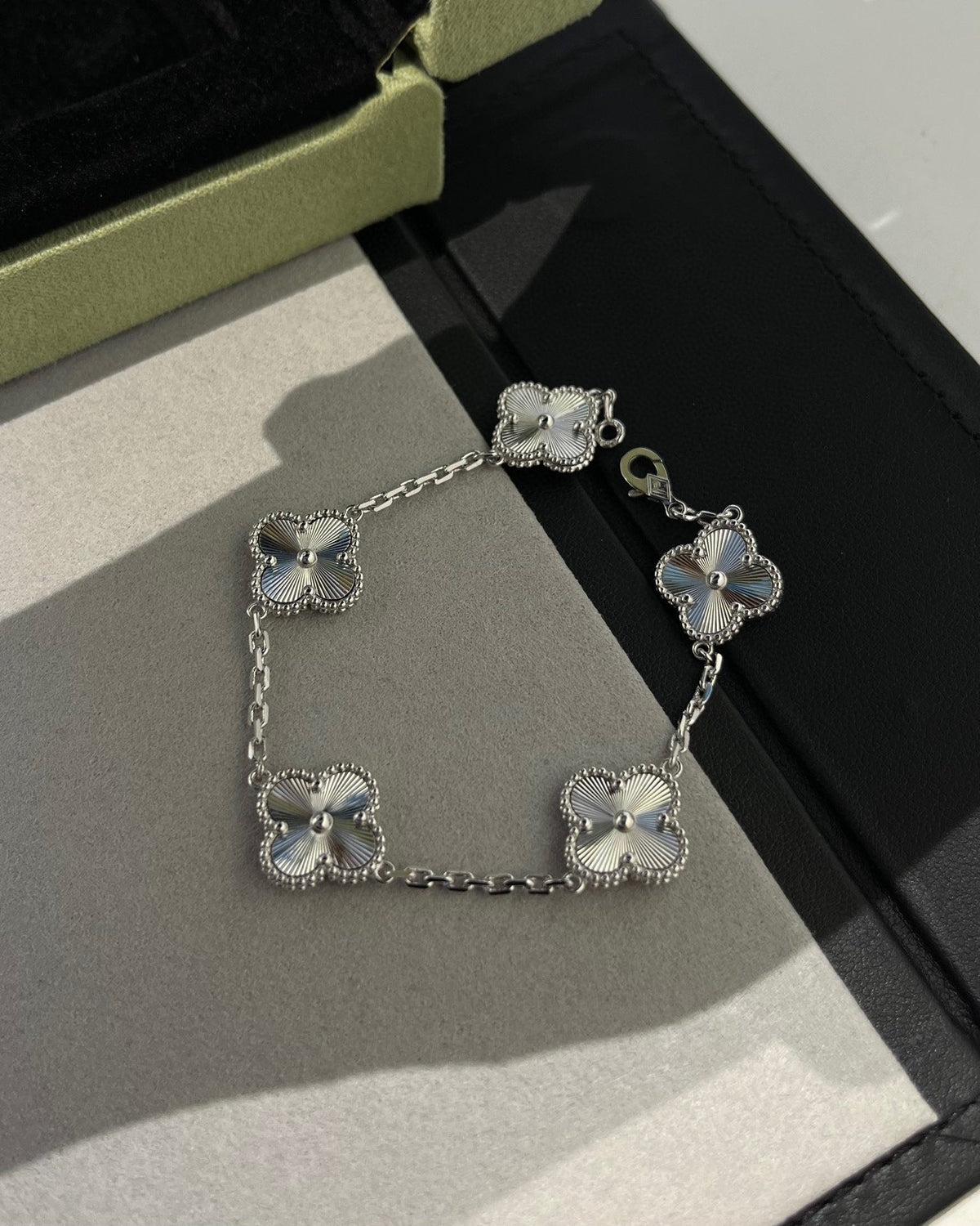 [Garvey ] CLOVER 5 MOTIF LASER BRACELET COLLECTION